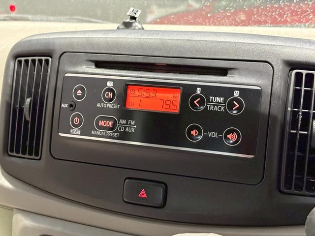 ミライース Ｄ　ユーザー様直接仕入れ車両　ＦＩＺＺ追加２連メーター　１４インチホイールキャップ　純正オーディオ　ＡＵＸ入力端子　マニュアルエアコン　パワーウィンドウ　バニティミラー　アイドリングストップ　車検整備付き（30枚目）