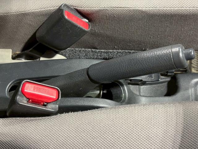 ミライース Ｄ　ユーザー様直接仕入れ車両　ＦＩＺＺ追加２連メーター　１４インチホイールキャップ　純正オーディオ　ＡＵＸ入力端子　マニュアルエアコン　パワーウィンドウ　バニティミラー　アイドリングストップ　車検整備付き（35枚目）