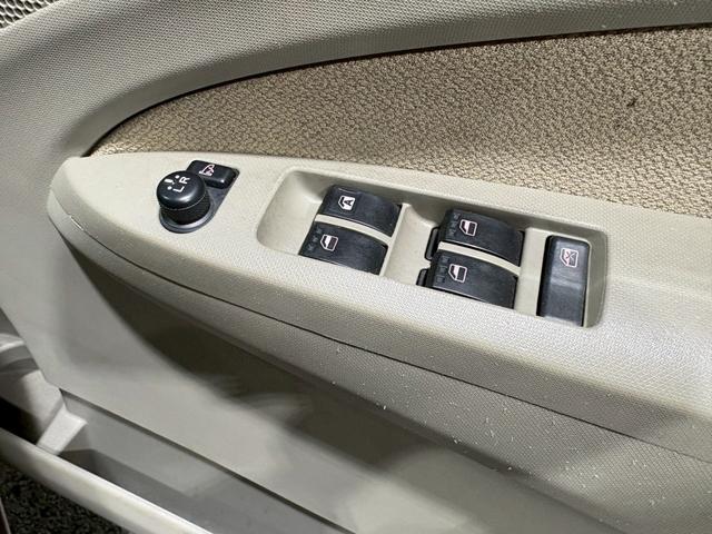 ムーヴ Ｘ　ユーザー様直接仕入れ　純正１４インチＡＷ　ＣＤオーディオ　ベージュシート　オートエアコン　バニティミラー　電格ミラー　ｅｃｏＩＤＯＬ／ｅｃｏＭＯＤＥ　プッシュスタート　スマートキー　走行４．５万キロ台（29枚目）