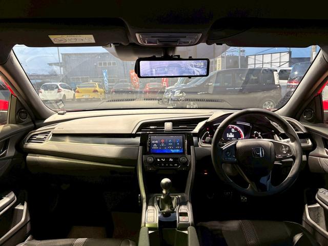 シビック ハッチバック　ホンダセンシング　ワンオーナー　サイド・アンダースポイラー　デュアルマフラー　純正ＡＷ　ディスプレイオーディオ　リアモニター　ハーフレザー　電動シート　シートヒーター　デジタルミラー　レーダークルーズ　ドラレコ　ＥＴＣ（16枚目）