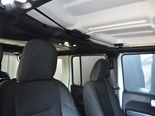 ジープ・ラングラーアンリミテッド スポーツ　４ＷＤ　バックカメラ　アダプティブクルーズコントロール　ＵＳＢ入力端子　オートライト　ＥＴＣ２．０　衝突防止システム　クリアランスソナー　ドライブレコーダー　Ｂｌｕｅｔｏｏｔｈ接続　スマートキー（4枚目）