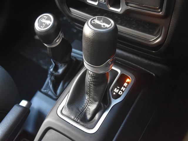 ジープ・ラングラーアンリミテッド スポーツ　４ＷＤ　バックカメラ　アダプティブクルーズコントロール　ＵＳＢ入力端子　オートライト　ＥＴＣ２．０　衝突防止システム　クリアランスソナー　ドライブレコーダー　Ｂｌｕｅｔｏｏｔｈ接続　スマートキー（19枚目）