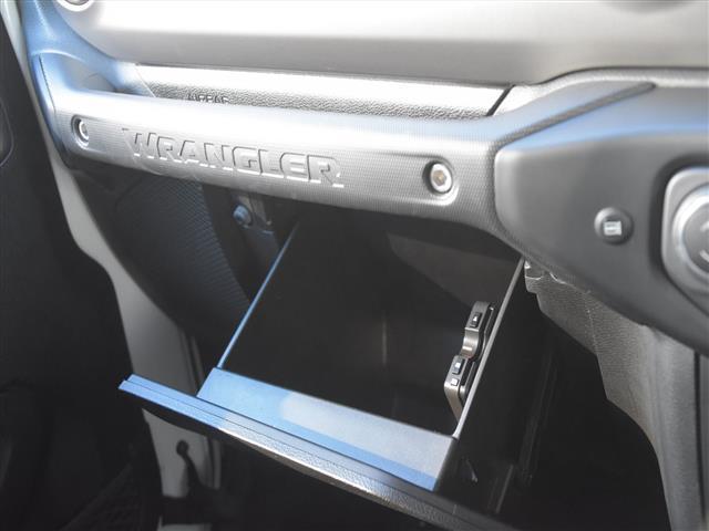ジープ・ラングラーアンリミテッド スポーツ　４ＷＤ　バックカメラ　アダプティブクルーズコントロール　ＵＳＢ入力端子　オートライト　ＥＴＣ２．０　衝突防止システム　クリアランスソナー　ドライブレコーダー　Ｂｌｕｅｔｏｏｔｈ接続　スマートキー（21枚目）