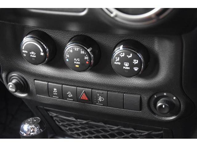 ジープ・ラングラーアンリミテッド サハラ 革調シートカバー ルーフキャリア クルーズコントロール 社外ナビ フルセグ Bカメラ サイドカメラ ALPINEスピーカー MTモード付きAT 純正AW 純正ラバーマット ドライブレコーダー ETC(22枚目)