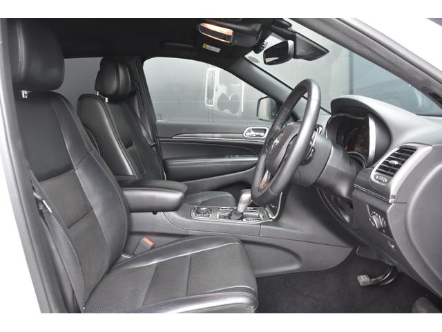 ジープ・グランドチェロキー リミテッド　黒革　ＣａｒＰｌａｙ　ＡＣＣ　ナビ　Ｂカメ　ＴＶ　エアサス前後ドラレコ　　オートテールゲート　衝突軽減ブレーキ　レーンセンス　ＢＳＭ　ベンチレーション　ヒーター　パワーシート　スマートキー　ＨＩＤ（5枚目）