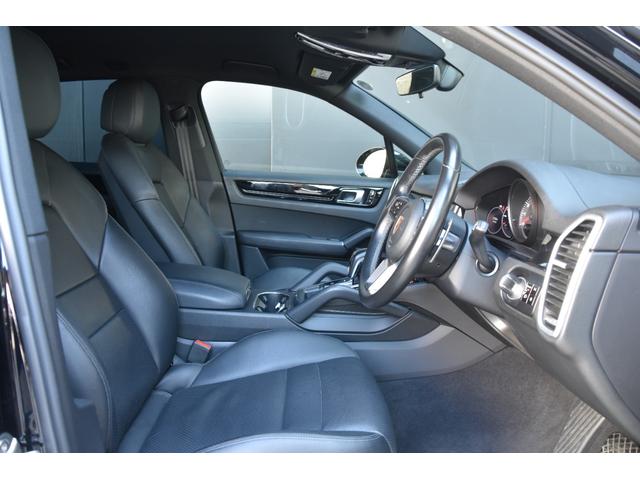 カイエン ベースグレード　黒革　ＡＣＣ　ナビ　３６０度カメラ　ＣａｒＰｌａｙ　ＢＳＭ　サラウンドアシスト　ポルシェアクティブセーフ　オートテールゲート　パワーシート　シートヒーター　ＬＥＤライト　ＥＴＣ（5枚目）