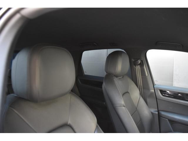 カイエン ベースグレード　黒革　ＡＣＣ　ナビ　３６０度カメラ　ＣａｒＰｌａｙ　ＢＳＭ　サラウンドアシスト　ポルシェアクティブセーフ　オートテールゲート　パワーシート　シートヒーター　ＬＥＤライト　ＥＴＣ（8枚目）