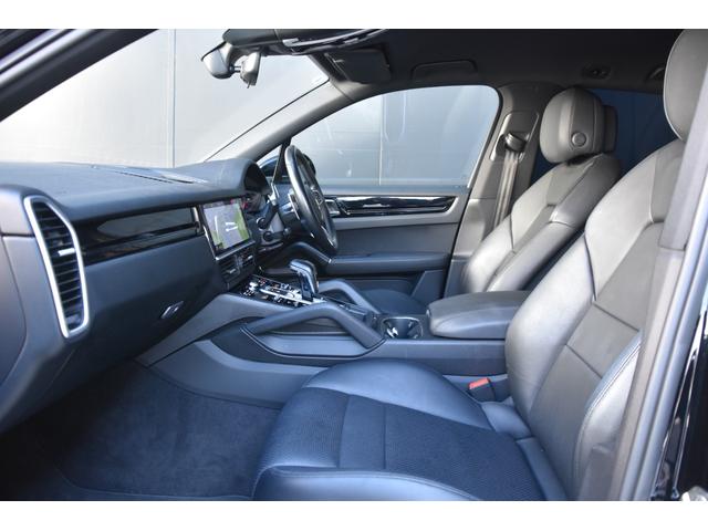 カイエン ベースグレード　黒革　ＡＣＣ　ナビ　３６０度カメラ　ＣａｒＰｌａｙ　ＢＳＭ　サラウンドアシスト　ポルシェアクティブセーフ　オートテールゲート　パワーシート　シートヒーター　ＬＥＤライト　ＥＴＣ（10枚目）