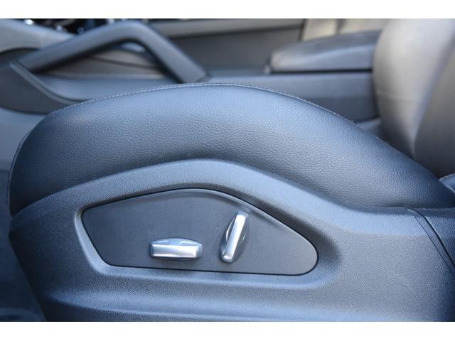 カイエン ベースグレード　黒革　ＡＣＣ　ナビ　３６０度カメラ　ＣａｒＰｌａｙ　ＢＳＭ　サラウンドアシスト　ポルシェアクティブセーフ　オートテールゲート　パワーシート　シートヒーター　ＬＥＤライト　ＥＴＣ（12枚目）
