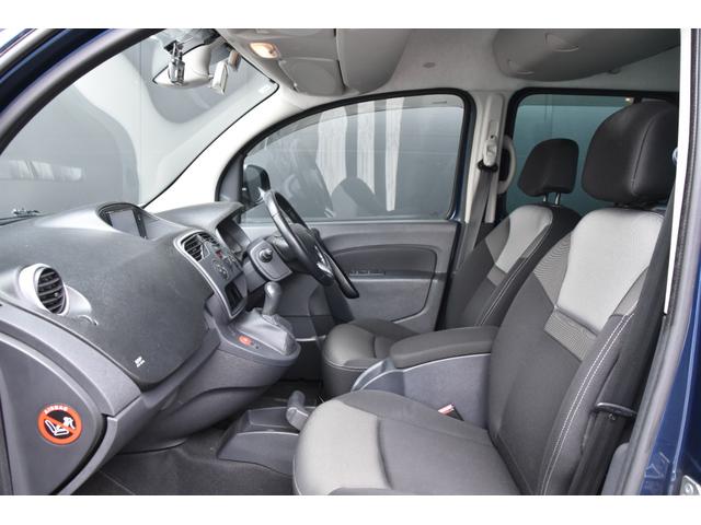 店内には２００冊以上の選りすぐりの本たちが、落ち着いた雰囲気を演出致します。ゆったりと流れる時間の中、あなただけの大切な１台をお探しください。