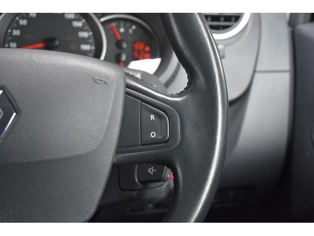 マットブラックにホワイトのＬＩＢＥＲＡＬＡのロゴの建物と看板が目印です。