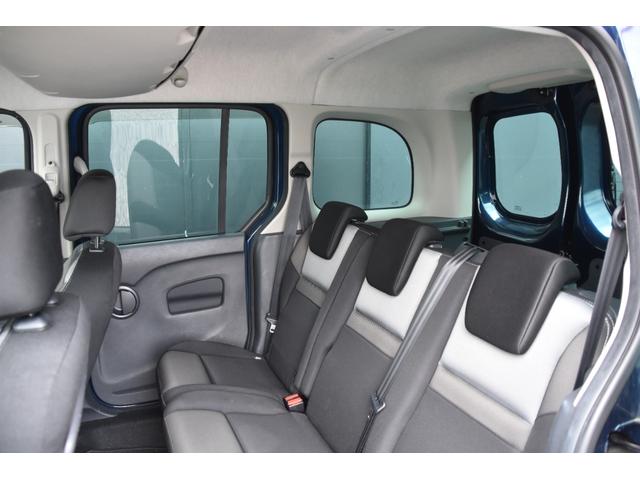 特別なクルマを選ぶための贅沢な空間をご用意。ゆったりと落ち着いた空間でコーヒーを飲みながら車選びをお楽しみください。