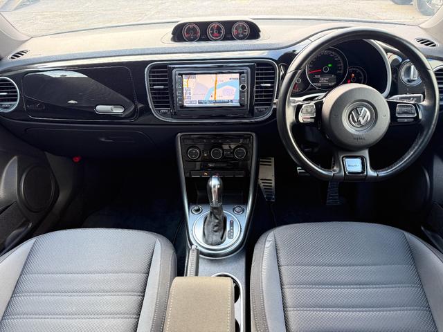 ザ・ビートル ２．０Ｒライン　３連メーター　純正ナビ　フルセグ　Ｂカメラ　リヤスポイラー　ツインエキゾーストパイプ　レッドブレーキキャリパー　クルコン　コーナーセンサー　純正１８ＡＷ　プッシュスタート　ＭＴモード付ＡＴ　ＥＴＣ（4枚目）