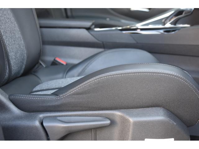 ５００８ アリュール　ＡＣＣ　パノラマＳＲ　純正ナビ　Ｂカメラ　ハーフレザーシート　電動バックドア　コーナーセンサー　ワイヤレス充電　パドルシフト　アイドリングストップ　プッシュスタート　レーンキープ　ＬＥＤヘッドライト（7枚目）