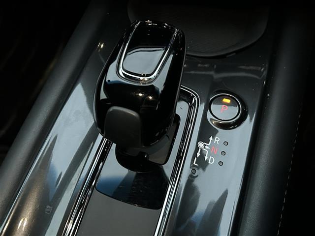 ヴェゼル ハイブリッド　モデューロＸ・ホンダセンシング　ＭｏｄｕｌｏＸフロントバンパー、フロントグリル　純正ナビ　バックカメラ　ＬＥＤオートライト　ＬＥＤフォグランプ　ハーフレザーシート　シートヒーター　純正１８インチＡＷ　パドルシフト　ルーフレール（20枚目）