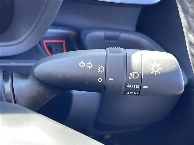 シエンタ ハイブリッドＺ　ワンオーナー　衝突軽減ブレーキ　メモリナビ（ＡＭ／ＦＭ／ＢＴ／フルセグＴＶ）バックカメラアイドリングストップクルーズコントロールプッシュスタート両側パワースライドドアＥＴＣ２．０（13枚目）