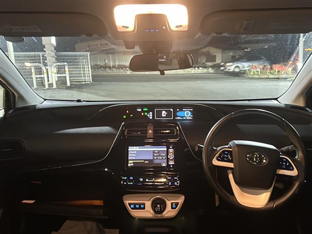 プリウス Ｓ　社外ナビ　フルセグ　スマートキー　ＬＥＤライト　フォグランプ　オートライト　横滑り防止機能　衝突軽減ブレーキ　レーントレーシングアシスト　レーダークルーズコントロール　オートマチックハイビーム（2枚目）