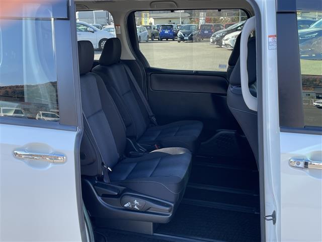 ヴォクシー ＺＳ　純正９インチナビ　後席フィリップダウンモニター　バックモニター　電動オートスライドドア　アイドリングストップ　ＬＥＤヘッドライト　スマートキー　ビルトインＥＴＣ　片側パワースライドドア（11枚目）