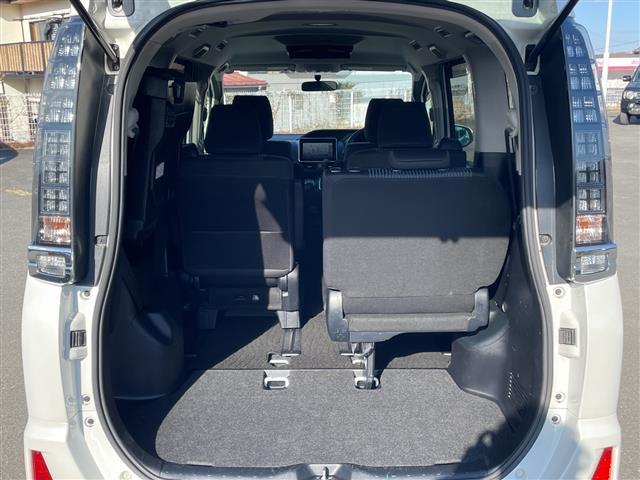 ヴォクシー ＺＳ　純正９インチナビ　後席フィリップダウンモニター　バックモニター　電動オートスライドドア　アイドリングストップ　ＬＥＤヘッドライト　スマートキー　ビルトインＥＴＣ　片側パワースライドドア（13枚目）