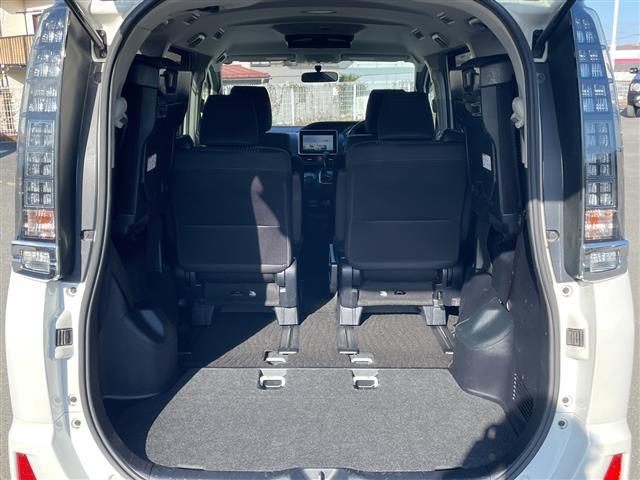 ヴォクシー ＺＳ　純正９インチナビ　後席フィリップダウンモニター　バックモニター　電動オートスライドドア　アイドリングストップ　ＬＥＤヘッドライト　スマートキー　ビルトインＥＴＣ　片側パワースライドドア（15枚目）