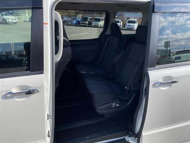 ヴォクシー ＺＳ　純正９インチナビ　後席フィリップダウンモニター　バックモニター　電動オートスライドドア　アイドリングストップ　ＬＥＤヘッドライト　スマートキー　ビルトインＥＴＣ　片側パワースライドドア（16枚目）