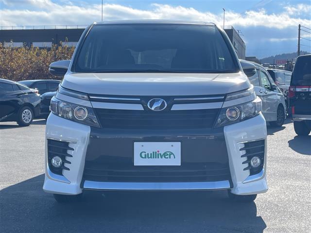 ヴォクシー ＺＳ　純正９インチナビ　後席フィリップダウンモニター　バックモニター　電動オートスライドドア　アイドリングストップ　ＬＥＤヘッドライト　スマートキー　ビルトインＥＴＣ　片側パワースライドドア（21枚目）