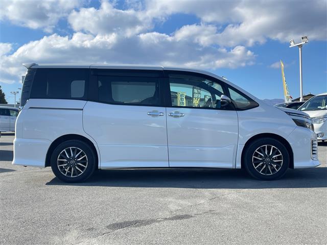 ヴォクシー ＺＳ　純正９インチナビ　後席フィリップダウンモニター　バックモニター　電動オートスライドドア　アイドリングストップ　ＬＥＤヘッドライト　スマートキー　ビルトインＥＴＣ　片側パワースライドドア（24枚目）