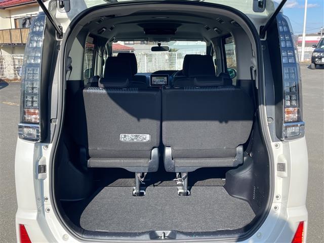 ヴォクシー ＺＳ　純正９インチナビ　後席フィリップダウンモニター　バックモニター　電動オートスライドドア　アイドリングストップ　ＬＥＤヘッドライト　スマートキー　ビルトインＥＴＣ　片側パワースライドドア（30枚目）