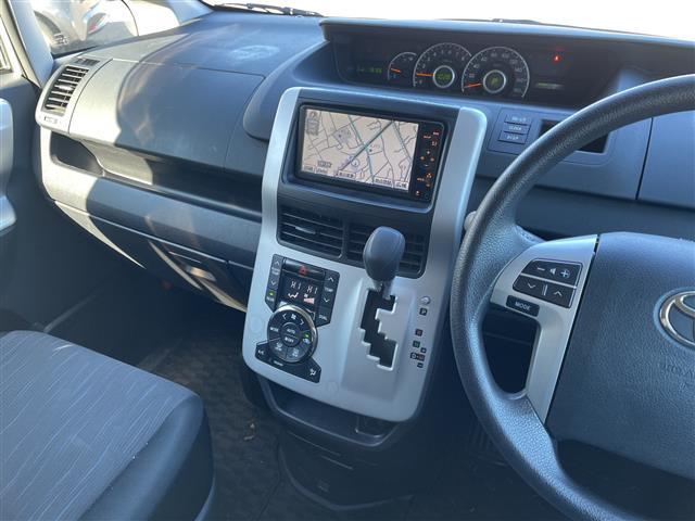 ヴォクシー Ｚ　純正ナビ　バックカメラ　純正フロアマット　ＥＴＣ　ＡＢＳ　横滑り防止機能　純正アルミホイール　両側スライドドア　チップアップシート（2枚目）