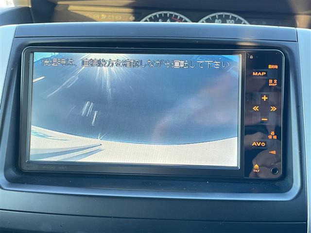 ヴォクシー Ｚ　純正ナビ　バックカメラ　純正フロアマット　ＥＴＣ　ＡＢＳ　横滑り防止機能　純正アルミホイール　両側スライドドア　チップアップシート（3枚目）