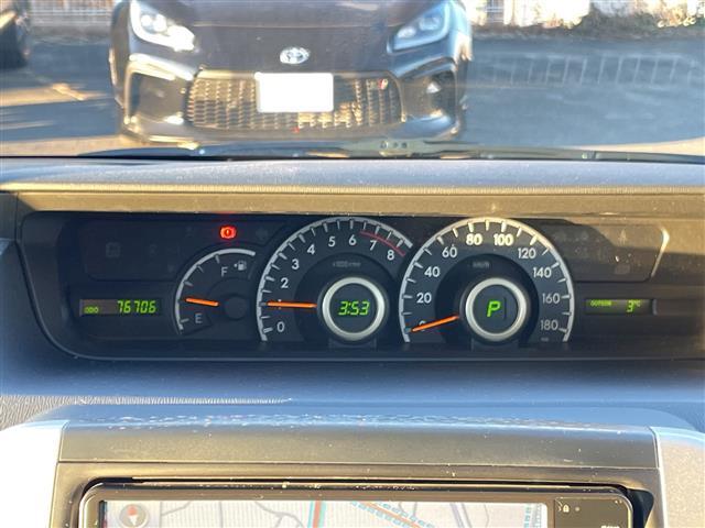 ヴォクシー Ｚ　純正ナビ　バックカメラ　純正フロアマット　ＥＴＣ　ＡＢＳ　横滑り防止機能　純正アルミホイール　両側スライドドア　チップアップシート（6枚目）