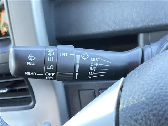 ヴォクシー Ｚ　純正ナビ　バックカメラ　純正フロアマット　ＥＴＣ　ＡＢＳ　横滑り防止機能　純正アルミホイール　両側スライドドア　チップアップシート（8枚目）