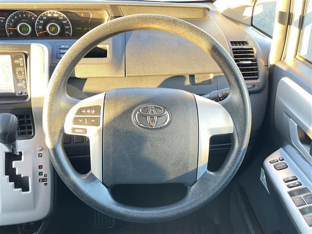 ヴォクシー Ｚ　純正ナビ　バックカメラ　純正フロアマット　ＥＴＣ　ＡＢＳ　横滑り防止機能　純正アルミホイール　両側スライドドア　チップアップシート（9枚目）