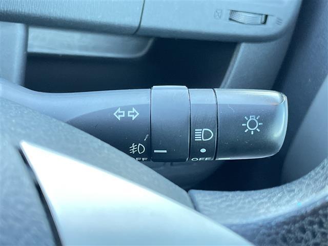 ヴォクシー Ｚ　純正ナビ　バックカメラ　純正フロアマット　ＥＴＣ　ＡＢＳ　横滑り防止機能　純正アルミホイール　両側スライドドア　チップアップシート（10枚目）