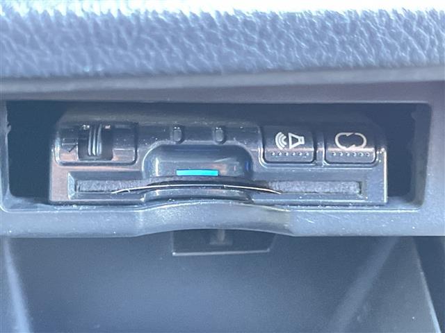 ヴォクシー Ｚ　純正ナビ　バックカメラ　純正フロアマット　ＥＴＣ　ＡＢＳ　横滑り防止機能　純正アルミホイール　両側スライドドア　チップアップシート（13枚目）