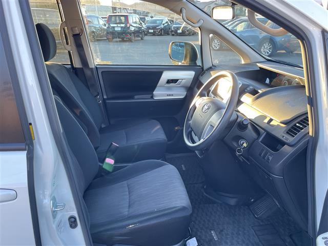 ヴォクシー Ｚ　純正ナビ　バックカメラ　純正フロアマット　ＥＴＣ　ＡＢＳ　横滑り防止機能　純正アルミホイール　両側スライドドア　チップアップシート（14枚目）