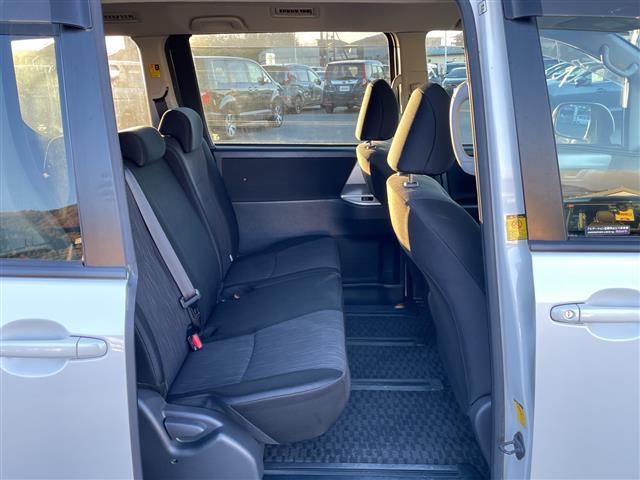 ヴォクシー Ｚ　純正ナビ　バックカメラ　純正フロアマット　ＥＴＣ　ＡＢＳ　横滑り防止機能　純正アルミホイール　両側スライドドア　チップアップシート（15枚目）