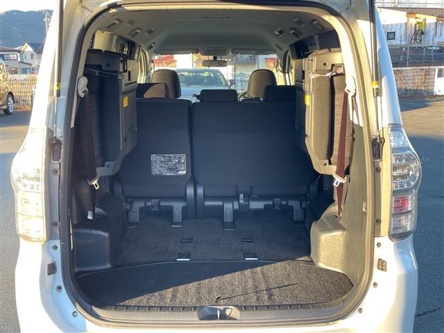 ヴォクシー Ｚ　純正ナビ　バックカメラ　純正フロアマット　ＥＴＣ　ＡＢＳ　横滑り防止機能　純正アルミホイール　両側スライドドア　チップアップシート（17枚目）