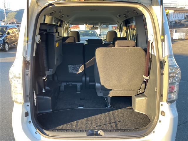 ヴォクシー Ｚ　純正ナビ　バックカメラ　純正フロアマット　ＥＴＣ　ＡＢＳ　横滑り防止機能　純正アルミホイール　両側スライドドア　チップアップシート（18枚目）