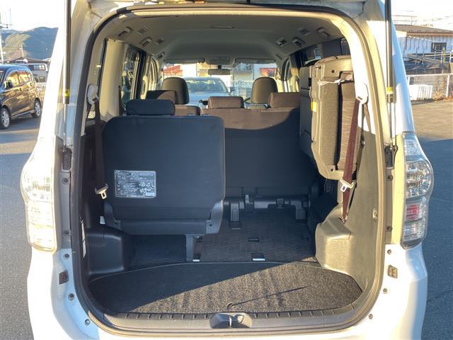 ヴォクシー Ｚ　純正ナビ　バックカメラ　純正フロアマット　ＥＴＣ　ＡＢＳ　横滑り防止機能　純正アルミホイール　両側スライドドア　チップアップシート（19枚目）