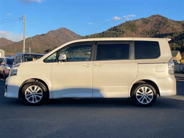 ヴォクシー Ｚ　純正ナビ　バックカメラ　純正フロアマット　ＥＴＣ　ＡＢＳ　横滑り防止機能　純正アルミホイール　両側スライドドア　チップアップシート（28枚目）