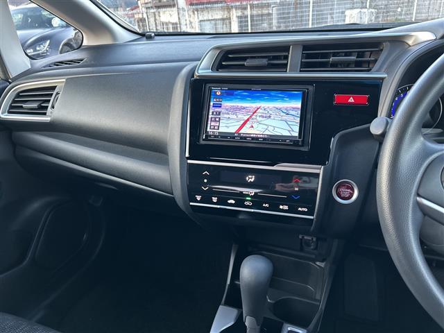 フィット １３Ｇ・Ｆパッケージ　純正ＳＤナビ　バックカメラ　社外１６インチアルミホイール　社外フロアマット　ハロゲンライト　フルオートエアコン　アイドリングストップ　横滑り防止装置　スマートキー　ＥＴＣ（8枚目）