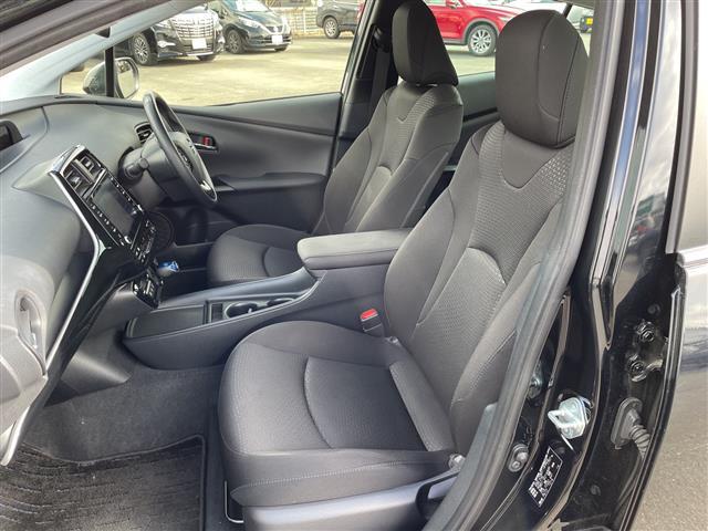 プリウス Ｓ　純正ナビ　クルーズコントロール　ステアリングリモコン　ビルトインＥＴＣ　全方位カメラ　衝突軽減装置　社外フロアマット　オートライト　オートマチックハイビーム　ＡＣ１００Ｖ電源（12枚目）