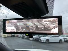 【　デジタルインナーミラー　】車両後方カメラの映像をミラーに映すことが出来ます。　そのため、後席に人や荷物があって後方が見えづらい場合でもしっかり視界を確保することが出来ます。 6