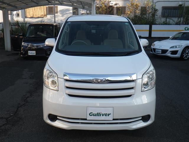 ノア Ｘ　スマートエディション　ナビ＆ＴＶ　リアクーラー　キーレス　パワーウインドウ　スマートキー　ワンセグテレビ　３列シート　ＥＴＣ　パワーステアリング　盗難防止システム　オートライト　オートエアコン　ミュージックプレイヤー接続可（2枚目）