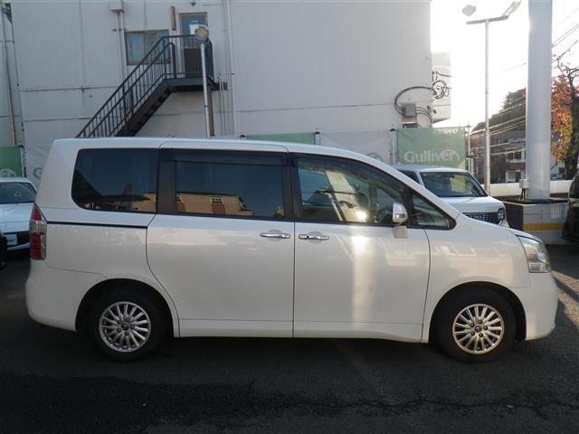 ノア Ｘ　スマートエディション　ナビ＆ＴＶ　リアクーラー　キーレス　パワーウインドウ　スマートキー　ワンセグテレビ　３列シート　ＥＴＣ　パワーステアリング　盗難防止システム　オートライト　オートエアコン　ミュージックプレイヤー接続可（4枚目）