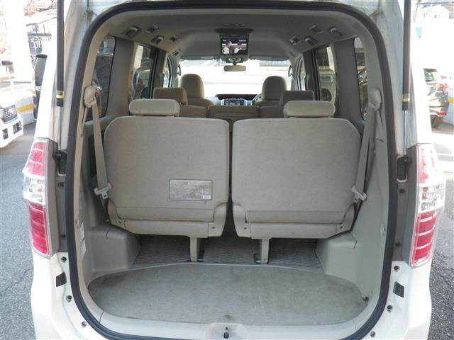 ノア Ｘ　スマートエディション　ナビ＆ＴＶ　リアクーラー　キーレス　パワーウインドウ　スマートキー　ワンセグテレビ　３列シート　ＥＴＣ　パワーステアリング　盗難防止システム　オートライト　オートエアコン　ミュージックプレイヤー接続可（8枚目）