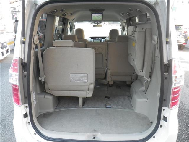 ノア Ｘ　スマートエディション　ナビ＆ＴＶ　リアクーラー　キーレス　パワーウインドウ　スマートキー　ワンセグテレビ　３列シート　ＥＴＣ　パワーステアリング　盗難防止システム　オートライト　オートエアコン　ミュージックプレイヤー接続可（9枚目）