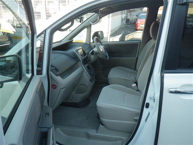 ノア Ｘ　スマートエディション　ナビ＆ＴＶ　リアクーラー　キーレス　パワーウインドウ　スマートキー　ワンセグテレビ　３列シート　ＥＴＣ　パワーステアリング　盗難防止システム　オートライト　オートエアコン　ミュージックプレイヤー接続可（15枚目）