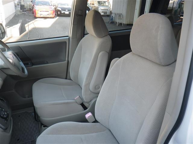 ノア Ｘ　スマートエディション　ナビ＆ＴＶ　リアクーラー　キーレス　パワーウインドウ　スマートキー　ワンセグテレビ　３列シート　ＥＴＣ　パワーステアリング　盗難防止システム　オートライト　オートエアコン　ミュージックプレイヤー接続可（16枚目）